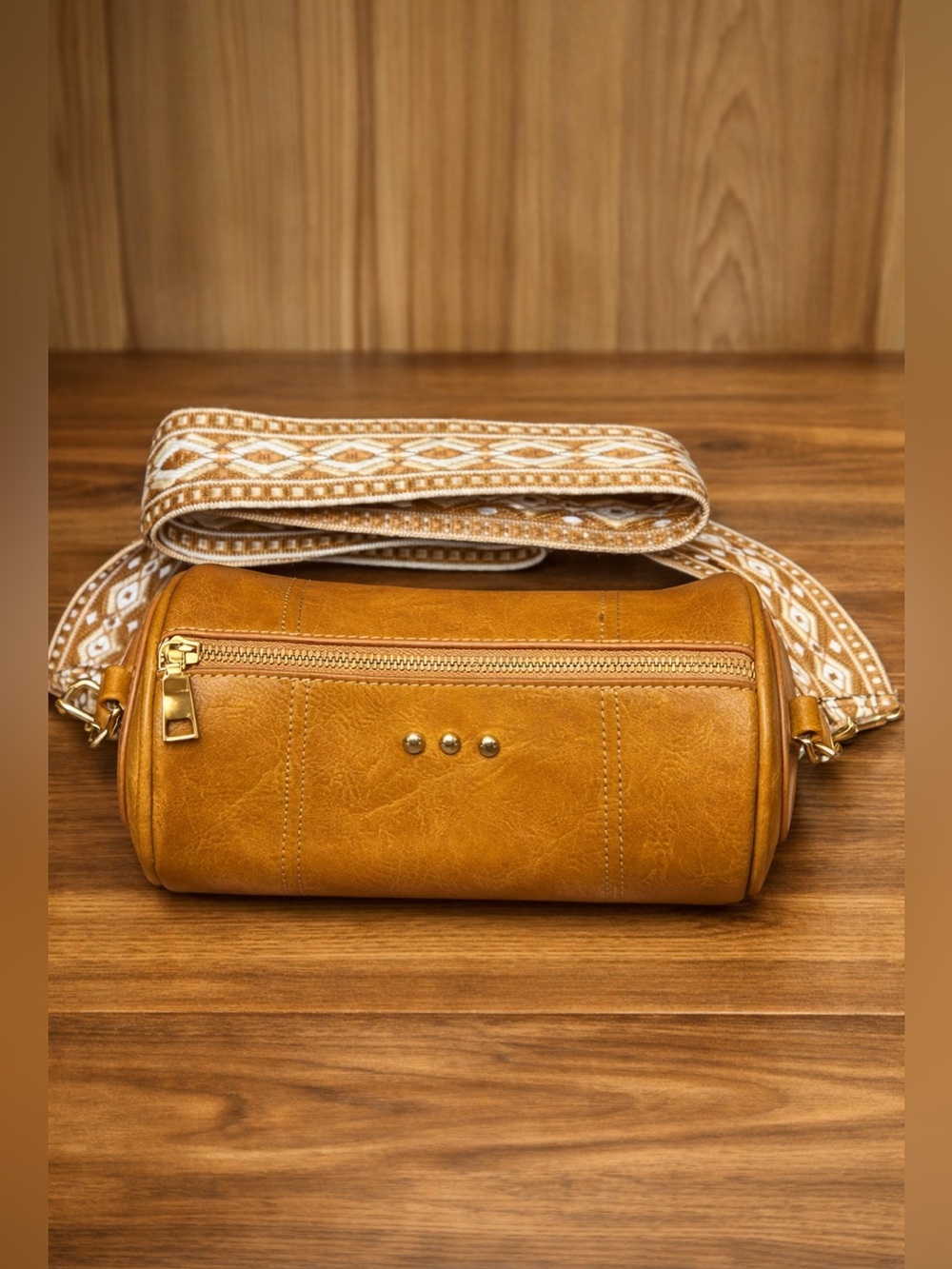 💕 Pretty Simple Brown Bellamy Barrel Bag w/ Adjustable Detachable Guitar Strap